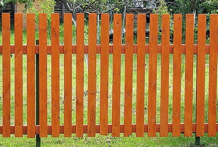 Забор деревянный из строганной доски, естественной влажности,<br>зазор 2 см