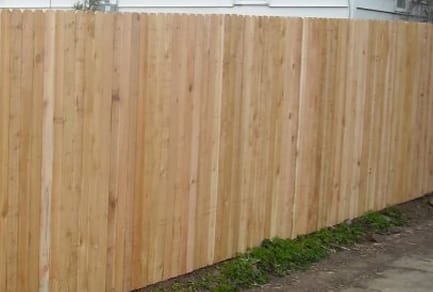Забор деревянный из сплошной строганной доски, естественной влажности,<br>размерами 95х18 мм.