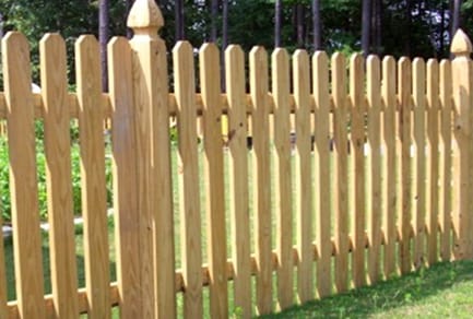 Забор деревянный из строганной доски, естественной влажности,<br>зазор 5 см
