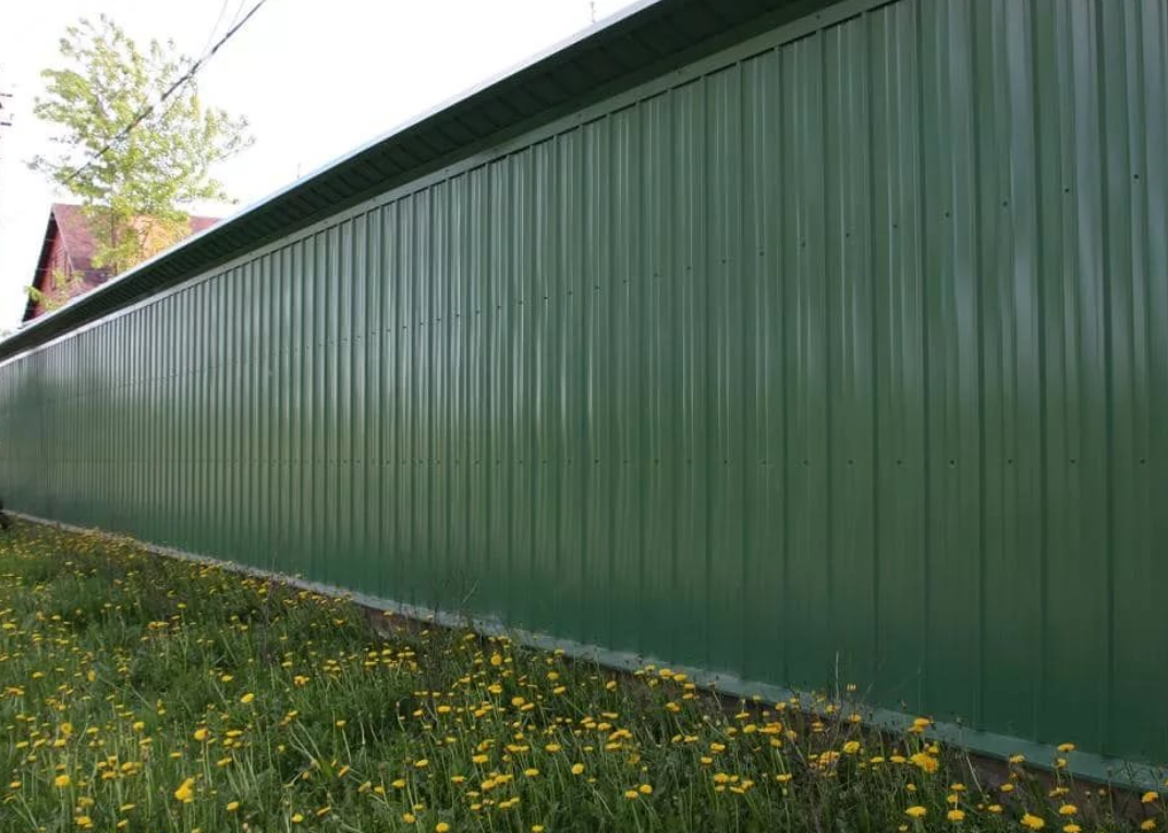 Забор из зеленого профнастила
