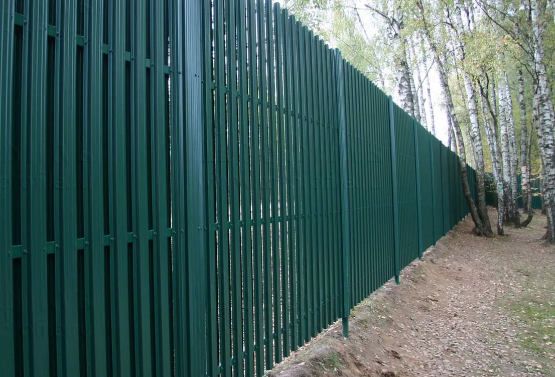 Забор из зеленого штакетника