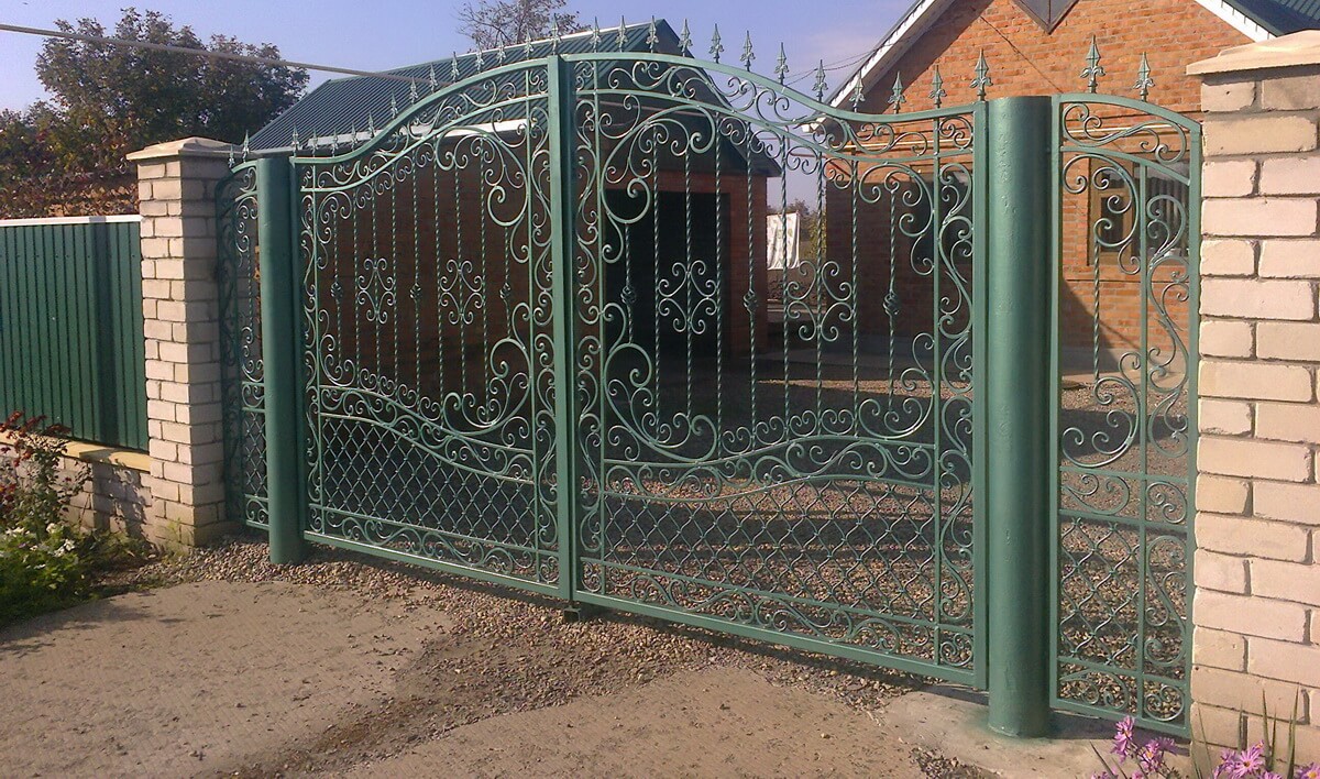 Зеленые распашные ворота