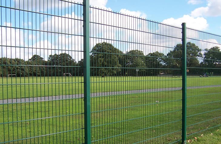 Забор из зеленой 2d сетки