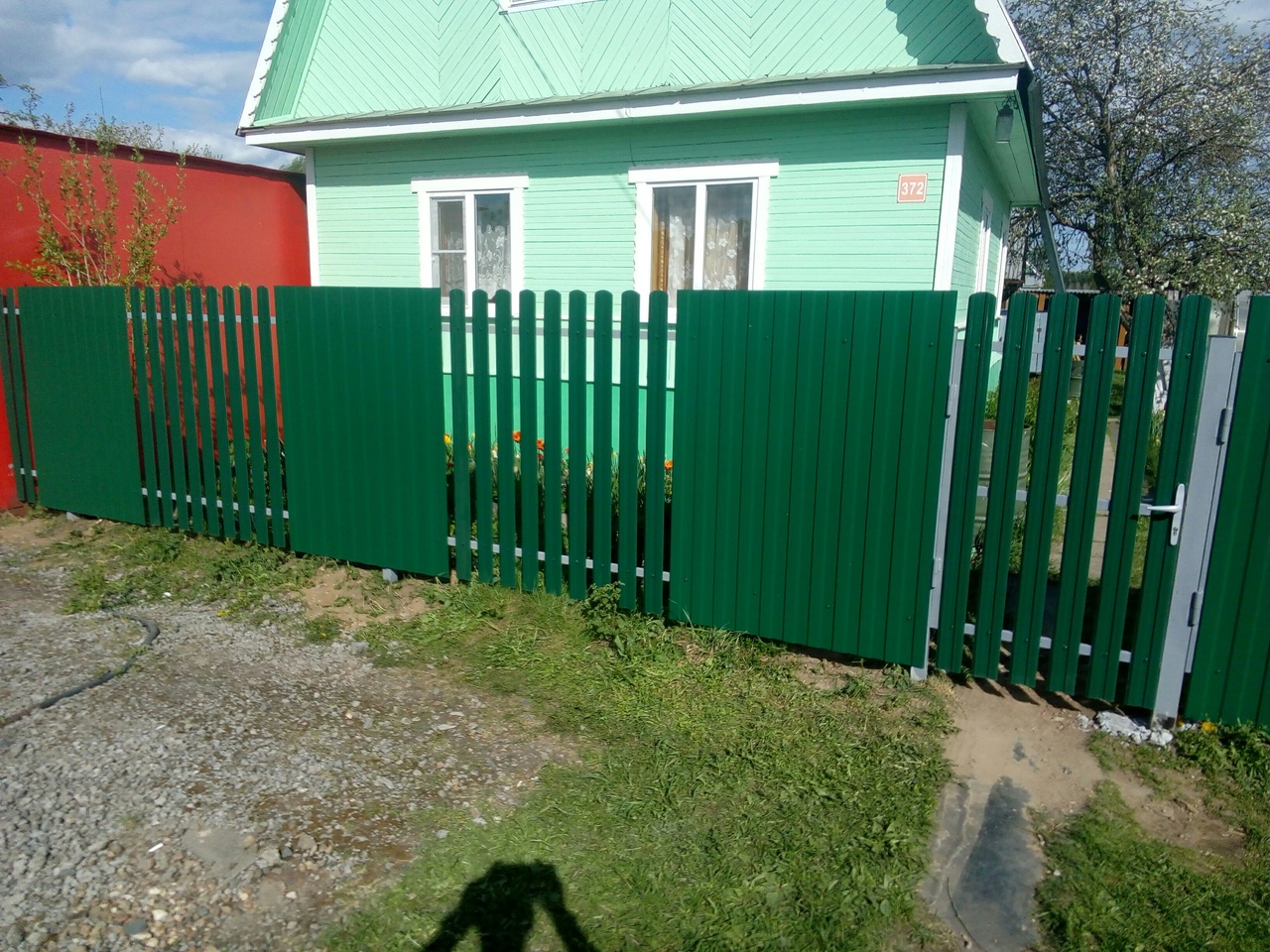 Комбинированный забор из зеленого профнастила и металлического штакетника