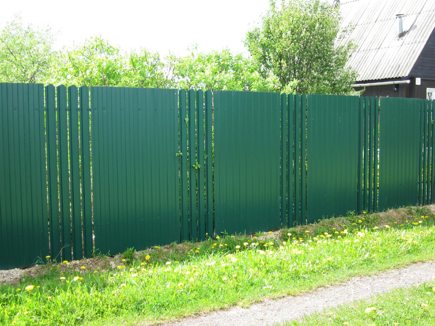 Комбинированный зеленый забор из профлиста и евроштакетника