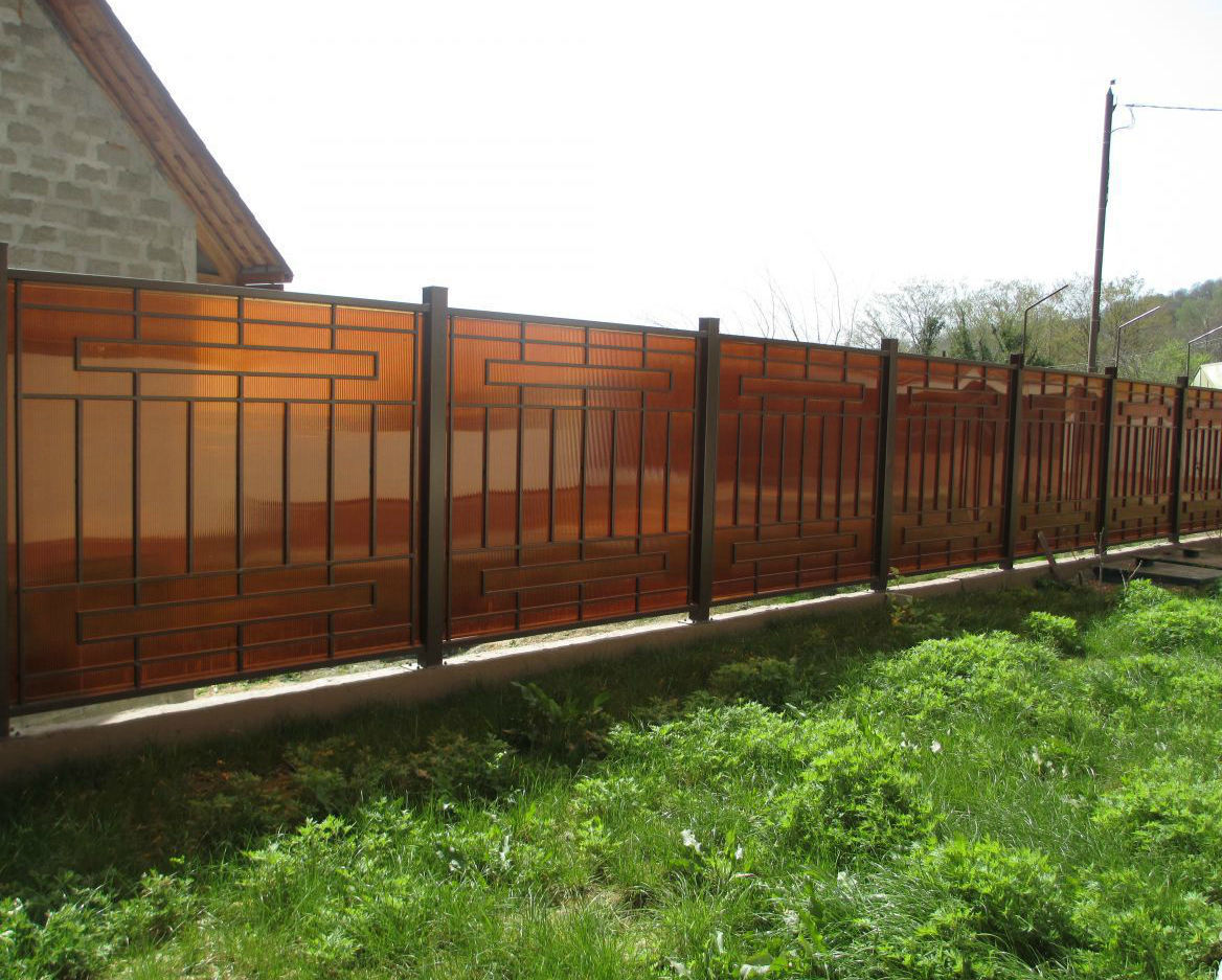 Забор из поликарбоната на металлических столбах