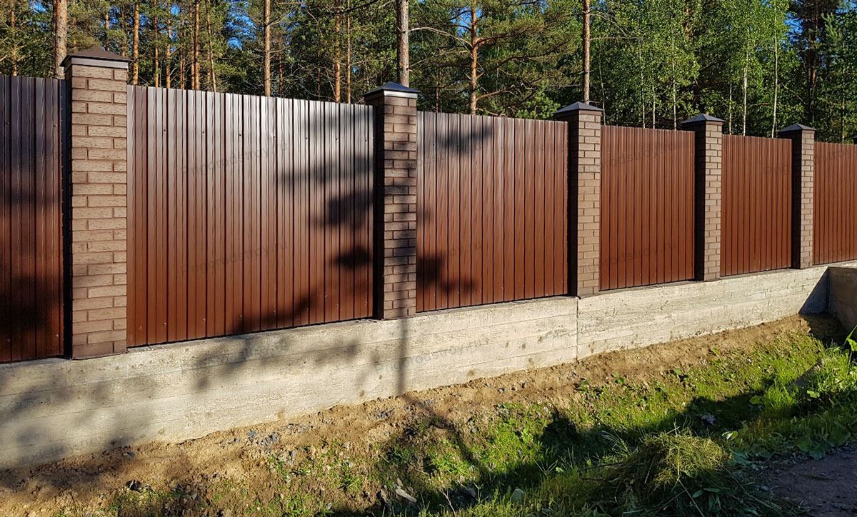 Забор из коричневого профнастила с фундаментом