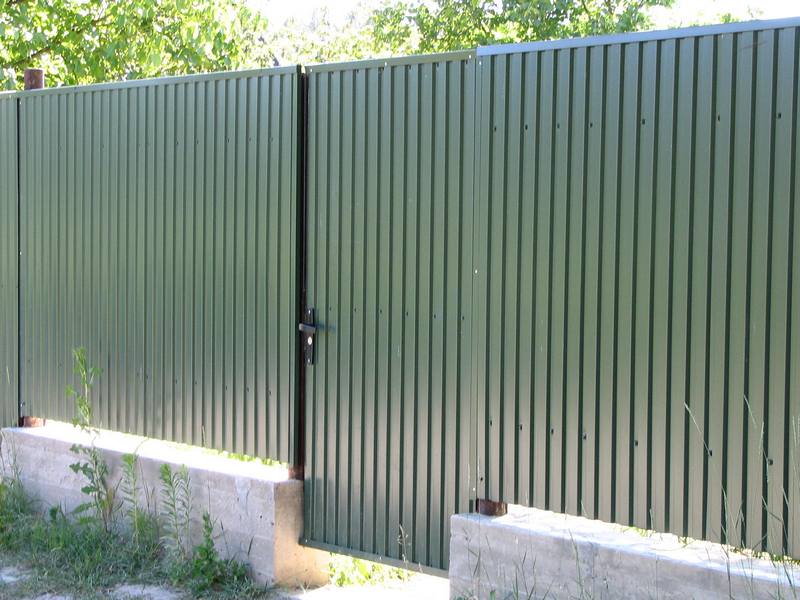 Забор из оцинкованного профнастила металлическими столбами