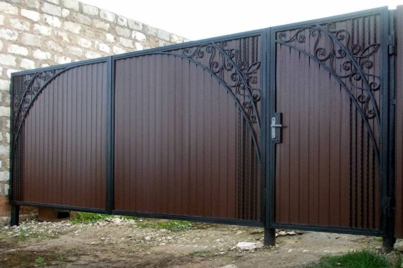 Забор из коричневого профнастила с воротами и калиткой