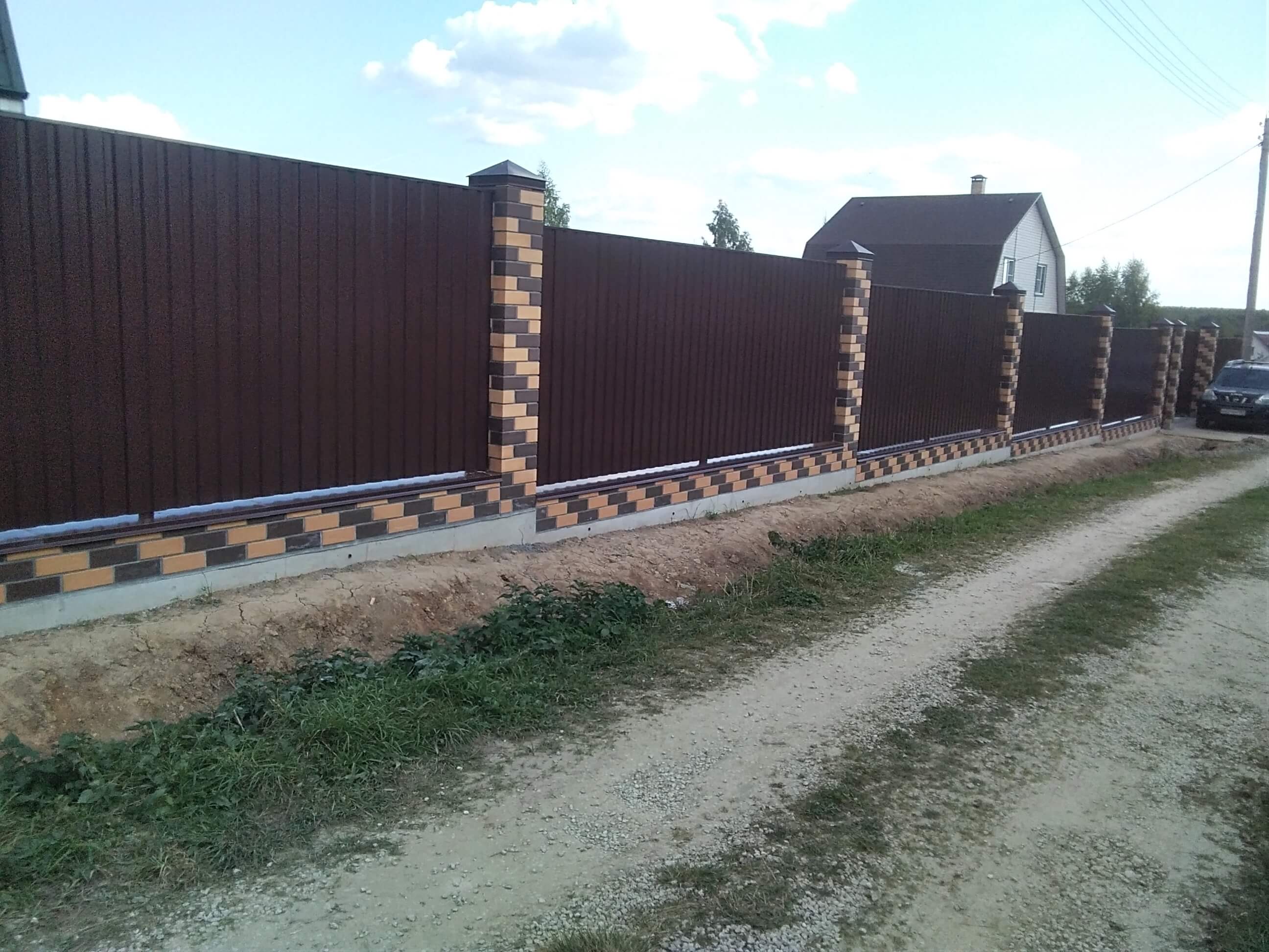 Забор на ленточном фундаменте с кирпичными столбами